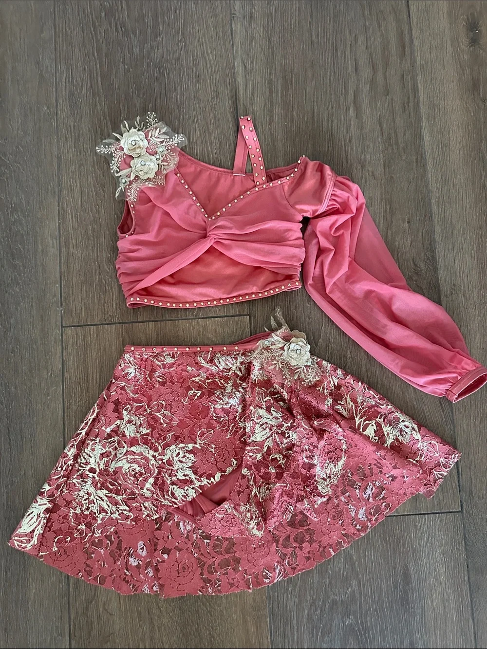 Weissman peach Floral Lace Two-Piece Bandeau Set with One-Sleeve top.
